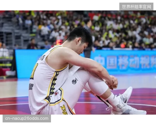 胡金秋受犯规困扰打乱广厦内线轮换，王博指导的防守策略被完全克制。